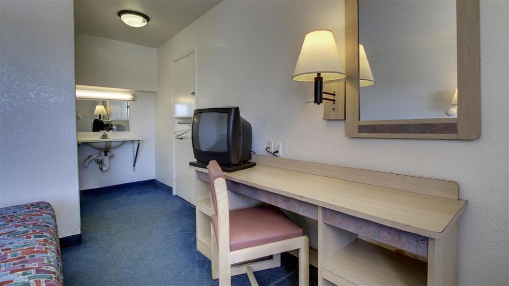 Motel 6 - Oklahoma City Airport Room photo